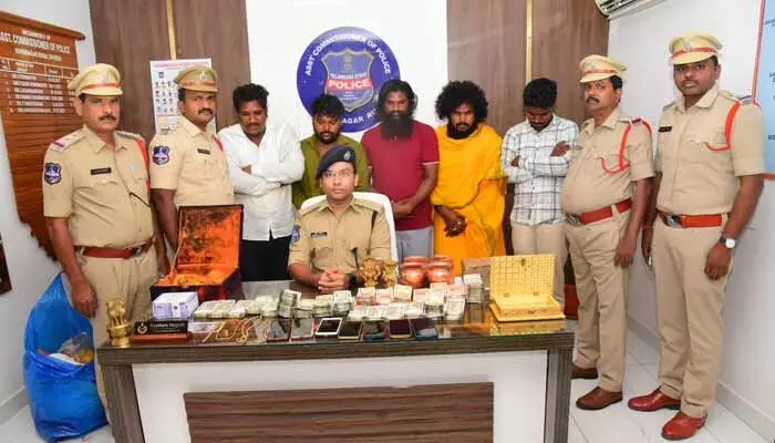 స్వామీజీ వేషంలో మోసాలకు పాల్పడుతున్న ముఠా అరెస్ట్.. స్వామీజీ వేషంలో మోసాలకు పాల్పడుతున్న ముఠా అరెస్ట్..