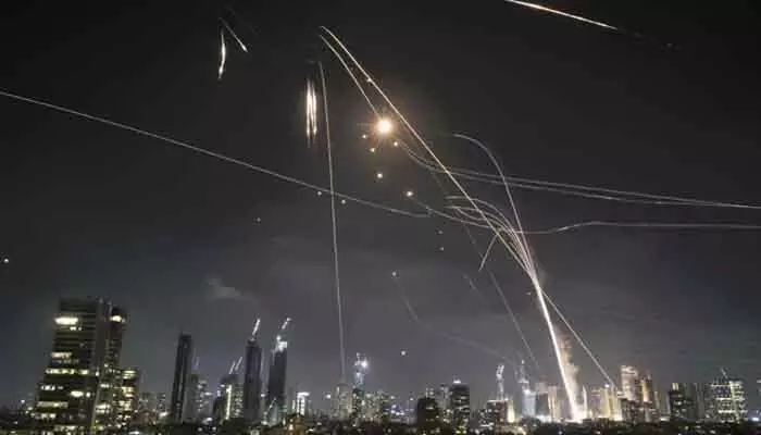 Israel - Iran Conflict: టెహ్రాన్పై ఇజ్రాయెల్ దాడులు, టెల్ అవీవ్పై ఇరాన్ ప్రతీకార మిసైల్ దాడులు Israel - Iran Conflict: టెహ్రాన్పై ఇజ్రాయెల్ దాడులు, టెల్ అవీవ్పై ఇరాన్ ప్రతీకార మిసైల్ దాడులు