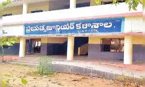 ప్రైవేటు కాలేజీలు కళకళ.. ప్రభుత్వ కళాశాలలు వెలవెల