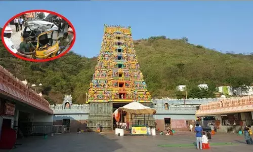 ఆటోలో కనకదుర్గమ్మ దర్శనానికి వెళ్తుండగా ఘోరం.. ఇద్దరి పరిస్థితి విషమం