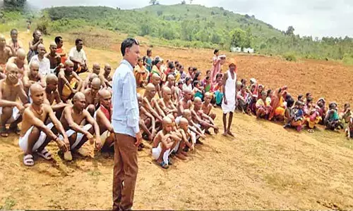 ప్రేమ పెళ్లి పాపమైంది! కుటుంబం మొత్తానికి శిరోముండనం చేసిన ఊరి పెద్దలు!