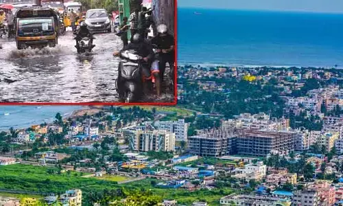 విశాఖలో భారీ వర్షం.. కుప్ప కూలిన భవనం శ్లాబ్