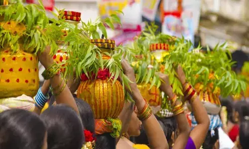 బోనాల పండుగ గురించి ప్రపంచం మొత్తం మాట్లాడుకోవాలి.. అధికారులకు మంత్రి పొన్నం కీలక ఆదేశాలు