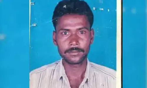 ఉద్యోగం లేక వేదన.. వలసకూలీ ఆత్మహత్య
