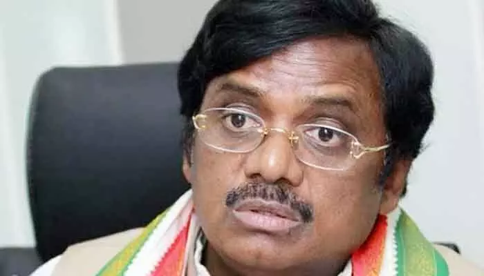 దందాలు నా ఇలాకాలో చెల్లవు.. మంత్రి గడ్డం వివేక్ మాస్ వార్నింగ్ దందాలు నా ఇలాకాలో చెల్లవు.. మంత్రి గడ్డం వివేక్ మాస్ వార్నింగ్