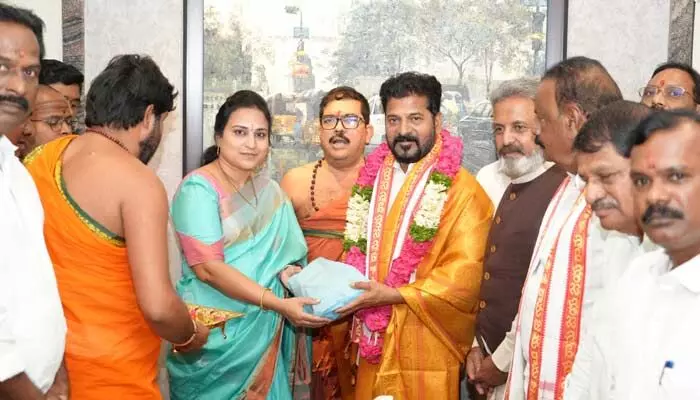 CM Revanth Reddy: సీఎం రేవంత్తో కర్మన్ఘాట్ టెంపుల్ నూతన పాలకమండలి భేటీ CM Revanth Reddy: సీఎం రేవంత్తో కర్మన్ఘాట్ టెంపుల్ నూతన పాలకమండలి భేటీ