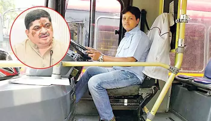 ‘నా ఒక్కడిదే కాదు.. ప్రభుత్వ లక్ష్యం కూడా అదే’: మహిళా డ్రైవర్ సరితకు మంత్రి పొన్నం విషెస్ ‘నా ఒక్కడిదే కాదు.. ప్రభుత్వ లక్ష్యం కూడా అదే’: మహిళా డ్రైవర్ సరితకు మంత్రి పొన్నం విషెస్