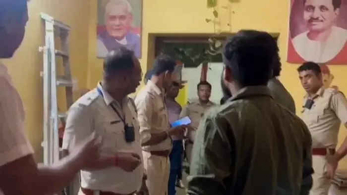 బంకూరా బీజేపీ కార్యాలయంలో అర్ధరాత్రి పోలీసుల దాడి బంకూరా బీజేపీ కార్యాలయంలో అర్ధరాత్రి పోలీసుల దాడి