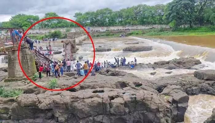 దేశంలో మరో ఘోర ప్రమాదం.. కుప్పకూలిన వంతెన, ఆరుగురు దుర్మరణం దేశంలో మరో ఘోర ప్రమాదం.. కుప్పకూలిన వంతెన, ఆరుగురు దుర్మరణం