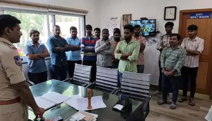 బస్స్టాండ్ పరిధిలో టీ స్టాల్, లాడ్జ్ యజమానులకు పోలీసుల కౌన్సిలింగ్.. బస్స్టాండ్ పరిధిలో టీ స్టాల్, లాడ్జ్ యజమానులకు పోలీసుల కౌన్సిలింగ్..