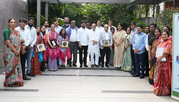 విద్యా రంగంలో విప్లవాత్మక మార్పులు.. ఎన్జీవోలతో సీఎం సమక్షంలో కీలక ఒప్పందాలు విద్యా రంగంలో విప్లవాత్మక మార్పులు.. ఎన్జీవోలతో సీఎం సమక్షంలో కీలక ఒప్పందాలు