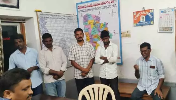 పేకాట స్థావరం పై పోలీసుల దాడి.. 10 మంది పట్టివేత పేకాట స్థావరం పై పోలీసుల దాడి.. 10 మంది పట్టివేత