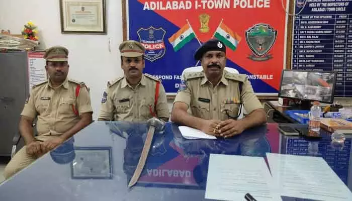 బెదిరింపులకు పాల్పడుతున్న వ్యక్తి అరెస్ట్.. బెదిరింపులకు పాల్పడుతున్న వ్యక్తి అరెస్ట్..
