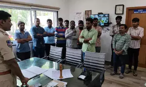 బస్‌స్టాండ్ పరిధిలో టీ స్టాల్, లాడ్జ్ యజమానులకు పోలీసుల కౌన్సిలింగ్..