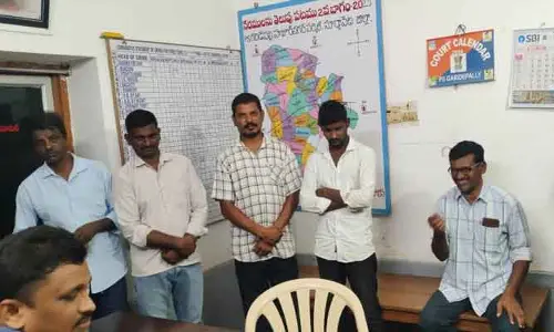 పేకాట స్థావరం పై పోలీసుల దాడి.. 10 మంది పట్టివేత