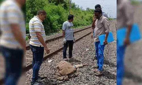 రైలు నుంచి జారి పడి ఇద్దరు మృతి