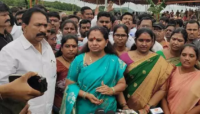 బీఆర్ఎస్ నేతలపై కక్షపూరితంగా సీఎం రేవంత్ వ్యవహారం.. ఎమ్మెల్సీ కవిత బీఆర్ఎస్ నేతలపై కక్షపూరితంగా సీఎం రేవంత్ వ్యవహారం.. ఎమ్మెల్సీ కవిత