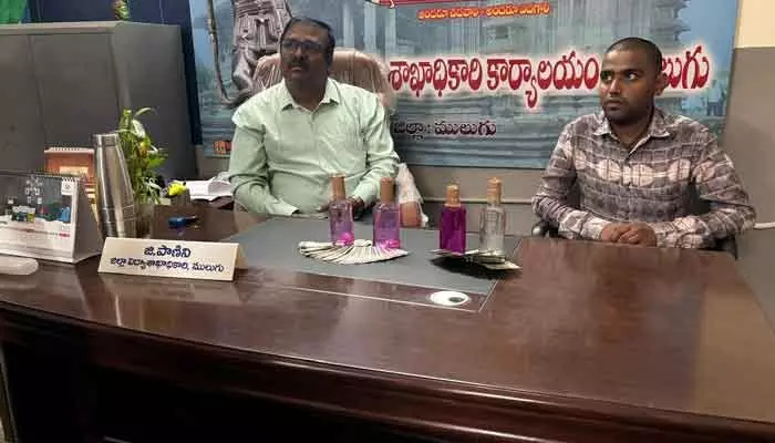ఏసీబీకి చిక్కిన ములుగు డీఈవో పాణిని ఏసీబీకి చిక్కిన ములుగు డీఈవో పాణిని