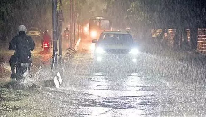Rain Alert:రాష్ట్రంలో భారీ వర్షాలు.. ఆ మార్గంలో నిలిచిపోయిన రాకపోకలు Rain Alert:రాష్ట్రంలో భారీ వర్షాలు.. ఆ మార్గంలో నిలిచిపోయిన రాకపోకలు