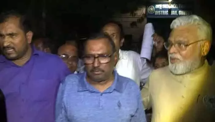 Ap: జైలు నుంచి జర్నలిస్టు కొమ్మినేని శ్రీనివాసరావు విడుదల Ap: జైలు నుంచి జర్నలిస్టు కొమ్మినేని శ్రీనివాసరావు విడుదల