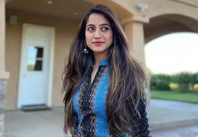 భర్త కాళ్లు కడిగి ఆ నీటిని తాగిన స్టార్ హీరోయిన్.. ఓవర్ యాక్షన్ చేయొద్దంటూ దుమ్మెత్తిపోస్తున్న నెటిజన్లు..(వీడియో)