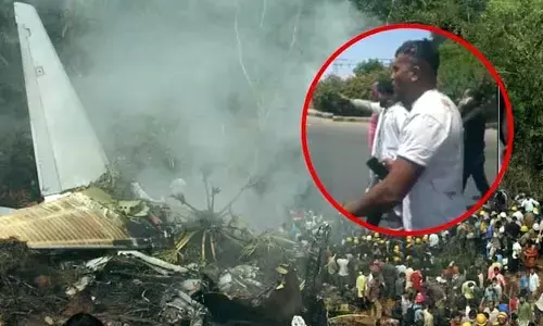 Plane Crash : విమానం మంటల్లోంచి తాపీగా నడుచుకుంటూ వచ్చిన రమేష్ విశ్వాస్... మృత్యుంజయుని మరో వీడియో వైరల్