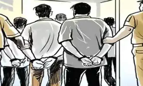 అమర ప్రేమికులు.. బయటపడ్డ లవర్స్ హాష్ అయిల్ దందా..!