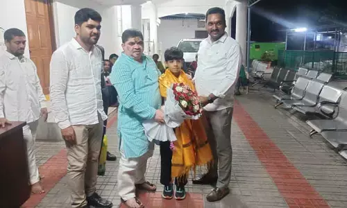 కిలిమంజారో పర్వతాన్ని అధిరోహించిన బాలున్ని అభినందించిన మంత్రి పొన్నం ప్రభాకర్