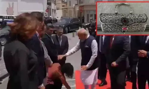 సైప్రస్ పర్యటనలో ప్రధాని మోడీ పాదాలు తాకిన అధికారిణి