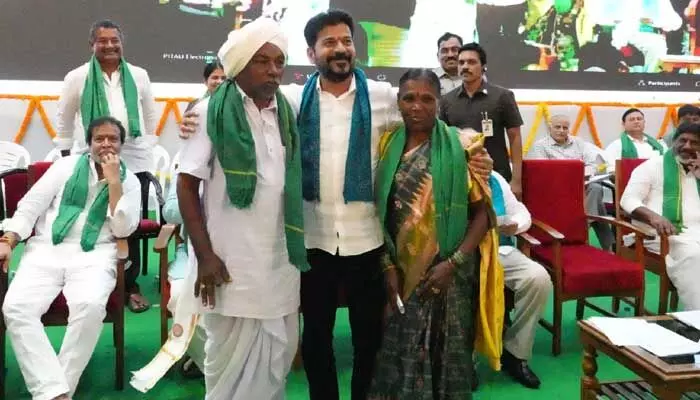 CM Revanth Reddy: రైతు దంపతులతో ఫోటో.. సీఎం రేవంత్ రెడ్డి ఎమోషనల్ ట్వీట్ CM Revanth Reddy: రైతు దంపతులతో ఫోటో.. సీఎం రేవంత్ రెడ్డి ఎమోషనల్ ట్వీట్