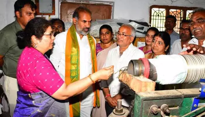ఇందిరా మహిళా శక్తి చీరలతో నేతన్నలకు చేతినిండా పని : వేములవాడ ఎమ్మెల్యే ఇందిరా మహిళా శక్తి చీరలతో నేతన్నలకు చేతినిండా పని : వేములవాడ ఎమ్మెల్యే