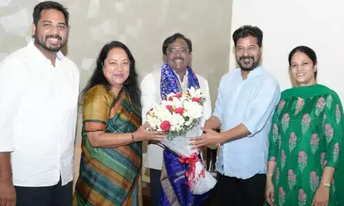 సీఎం‌ను కలిసిన మంత్రి వివేక్, కుటుంబ సభ్యులు
