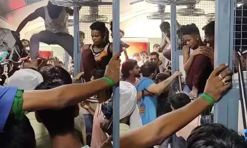 ట్రైన్‌లో పొట్టుపొట్టు కొట్టుకున్న యువకులు.. కారణం ఏంటంటే?