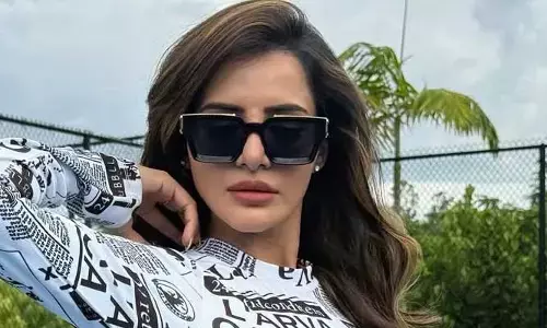 Ashu Reddy looks cool in white sports fit