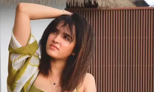 Shirley : గ్లామర్‌తో కుర్రాళ్లను ఉక్కిరిబిక్కిరి చేస్తున్న హాట్ బ్యూటీ