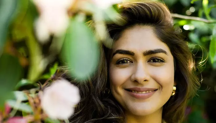 ఎట్టకేలకు గుడ్ న్యూస్ చెప్పిన మృణాల్ ఠాకూర్.. కంగ్రాట్స్ చెబుతున్న నెటిజన్లు ఎట్టకేలకు గుడ్ న్యూస్ చెప్పిన మృణాల్ ఠాకూర్.. కంగ్రాట్స్ చెబుతున్న నెటిజన్లు