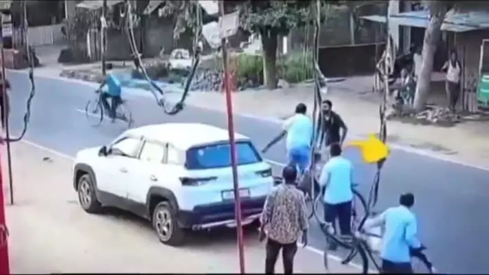 సడెన్గా కారు డోర్ ఓపెన్.. అనుకోకుండా జరిగిన ప్రమాదంలో ఒకరు స్పాట్ డెడ్.. (వీడియో) సడెన్గా కారు డోర్ ఓపెన్.. అనుకోకుండా జరిగిన ప్రమాదంలో ఒకరు స్పాట్ డెడ్.. (వీడియో)