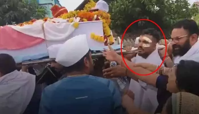 ఘోర విమాన ప్రమాదం.. ప్రాణాలతో బయటపడ్డ రమేశ్.. సోదరుడి పాడే మోస్తూ ఎమోషనల్! ఘోర విమాన ప్రమాదం.. ప్రాణాలతో బయటపడ్డ రమేశ్.. సోదరుడి పాడే మోస్తూ ఎమోషనల్!