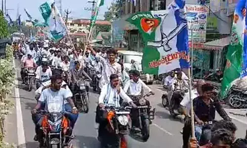 సత్తెనపల్లిలో వైసీపీ కార్యకర్తల అత్యుత్సాహం.. వాహనదారుల  తీవ్ర ఆగ్రహం
