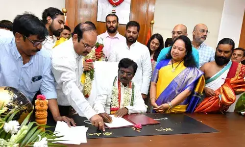 Vivek: బాధ్యతలు స్వీకరించిన మంత్రి వివేక్.. ఆ ఫైల్ పైనే  తొలి సంతకం