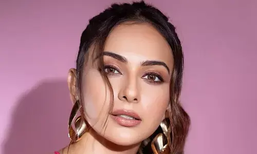 Rakul Singh : క్యూట్‌ లుక్స్‌తో మతి పోగొడుతున్న అందాల రాశి