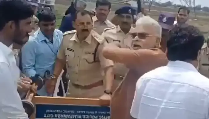 బారికేడ్లు తోసేస్తూ అంబటి రాంబాబు హల్‌చల్