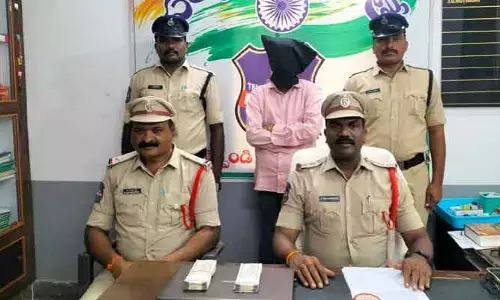 అమాయకులే టార్గెట్.. డబ్బులు డ్రా చేస్తానని బురిడీ..