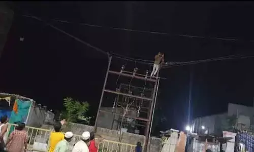 ట్రాన్స్ ఫార్మర్ ఎక్కి యువకుడి ఆత్మహత్యయత్నం.. తీవ్ర గాయాలు