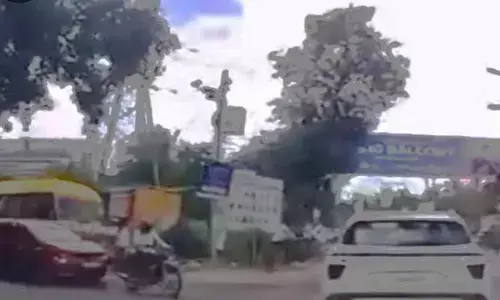 Shocking incident: బైక్‌పైకి దూసుకెళ్లిన స్కూల్ బస్సు.. కారు రావడంతో!?(వీడియో)