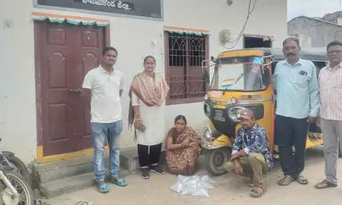 గుడుంబా రవాణా చేస్తున్న ఆటో పట్టివేత.. ఇద్దరు అరెస్ట్..