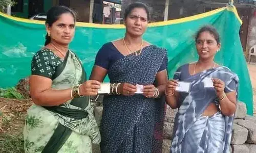 మహిళలకు అవమానం.. మార్గమధ్యంలో మహిళలను దించేసిన కండక్టర్
