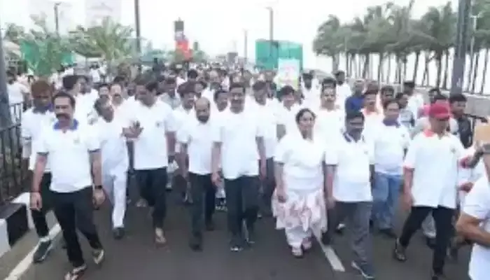 విశాఖ బీచ్‌రోడ్డులో యోగాంధ్ర వాకథాన్‌.. పాల్గొన్న ఏపీ మంత్రులు