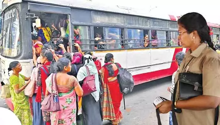 మహాప్రభో మా వల్ల కాదు..! ఉచిత బస్సుపై మహిళా కండక్టర్ల అరణ్య రోదన మహాప్రభో మా వల్ల కాదు..! ఉచిత బస్సుపై మహిళా కండక్టర్ల అరణ్య రోదన