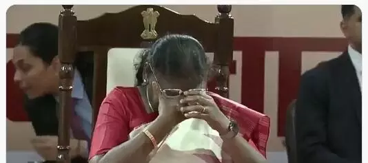 కన్నీరు పెట్టుకున్న రాష్ట్రపతి ద్రౌపది ముర్ము.. వీడియో వైరల్ కన్నీరు పెట్టుకున్న రాష్ట్రపతి ద్రౌపది ముర్ము.. వీడియో వైరల్